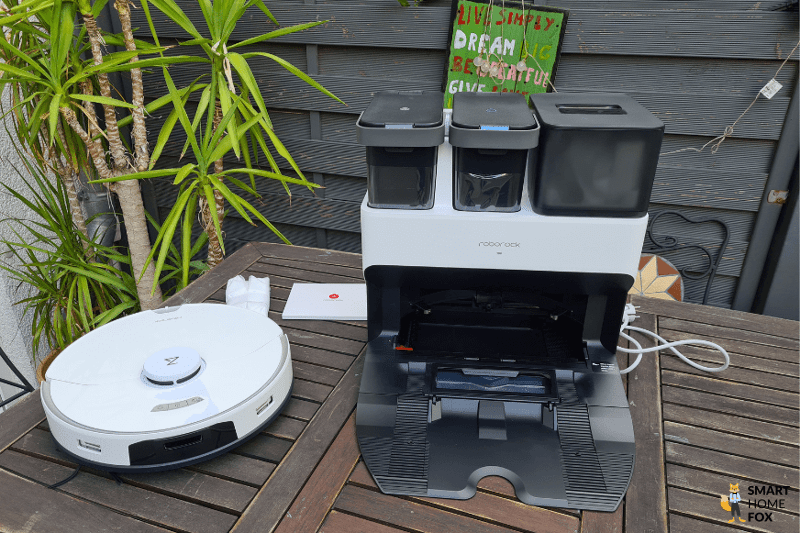 Весь комплект поставки Roborock S7 Pro Ultra находится на полу